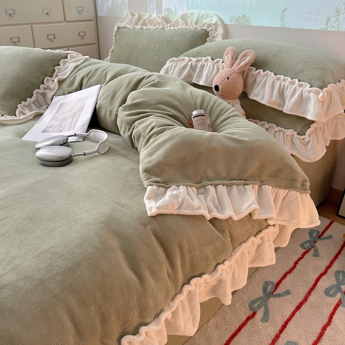 91家纺网 家纺一手货源 找家纺 六巷胡同 2025新款A类法式小清新纯色牛奶绒花边款四件套 花边款-浅灰绿