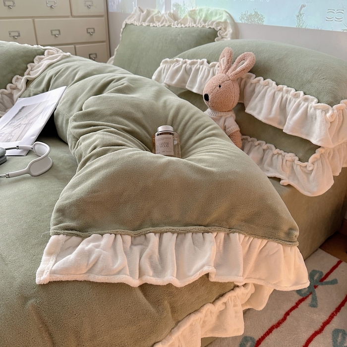 91家纺网 家纺一手货源 找家纺 六巷胡同 2025新款A类法式小清新纯色牛奶绒花边款四件套 花边款-浅灰绿