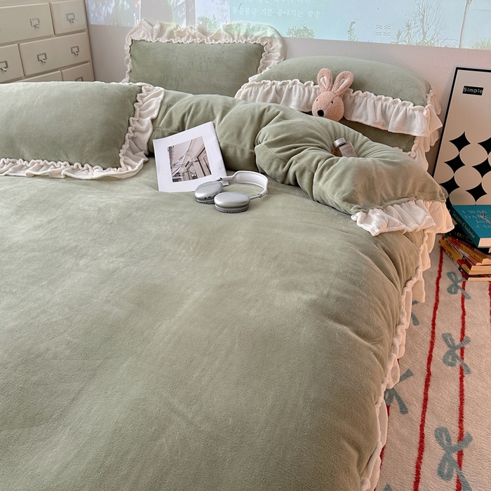 91家纺网 家纺一手货源 找家纺 六巷胡同 2025新款A类法式小清新纯色牛奶绒花边款四件套 花边款-浅灰绿