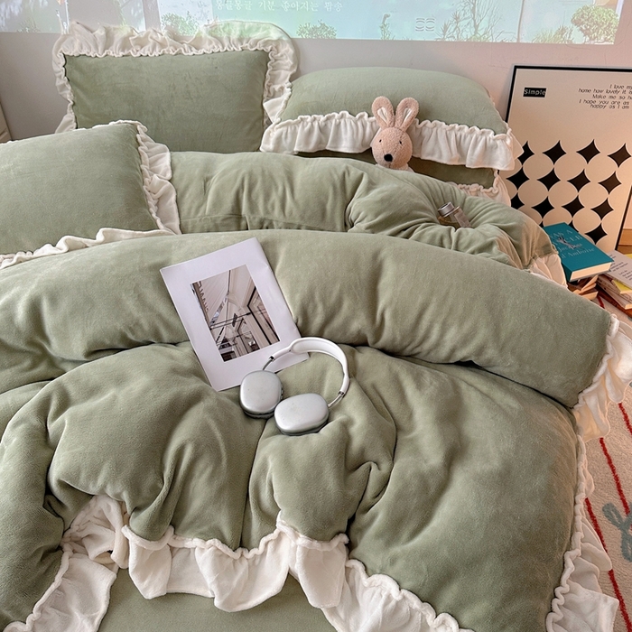 91家纺网 家纺一手货源 找家纺 六巷胡同 2025新款A类法式小清新纯色牛奶绒花边款四件套 花边款-浅灰绿