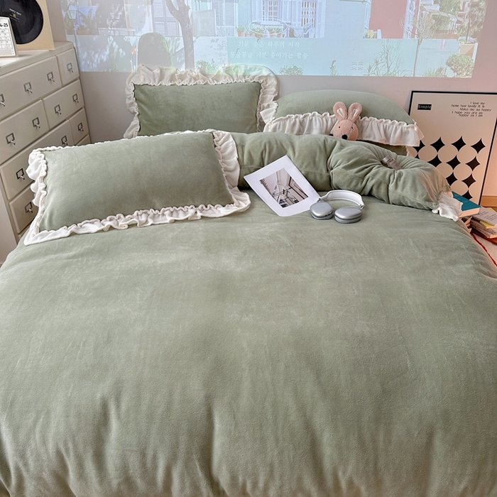 91家纺网 家纺一手货源 找家纺 六巷胡同 2025新款A类法式小清新纯色牛奶绒花边款四件套 花边款-浅灰绿