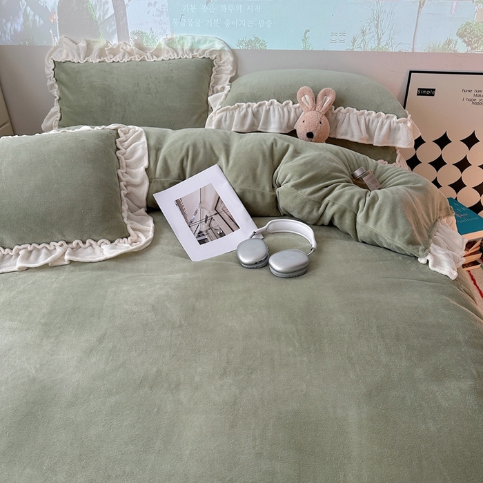 91家纺网 家纺一手货源 找家纺 六巷胡同 2025新款A类法式小清新纯色牛奶绒花边款四件套 花边款-浅灰绿