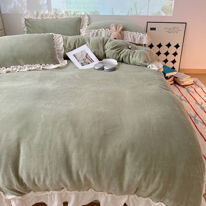 91家纺网 家纺一手货源 找家纺 六巷胡同 2025新款A类法式小清新纯色牛奶绒花边款四件套 花边款-浅灰绿