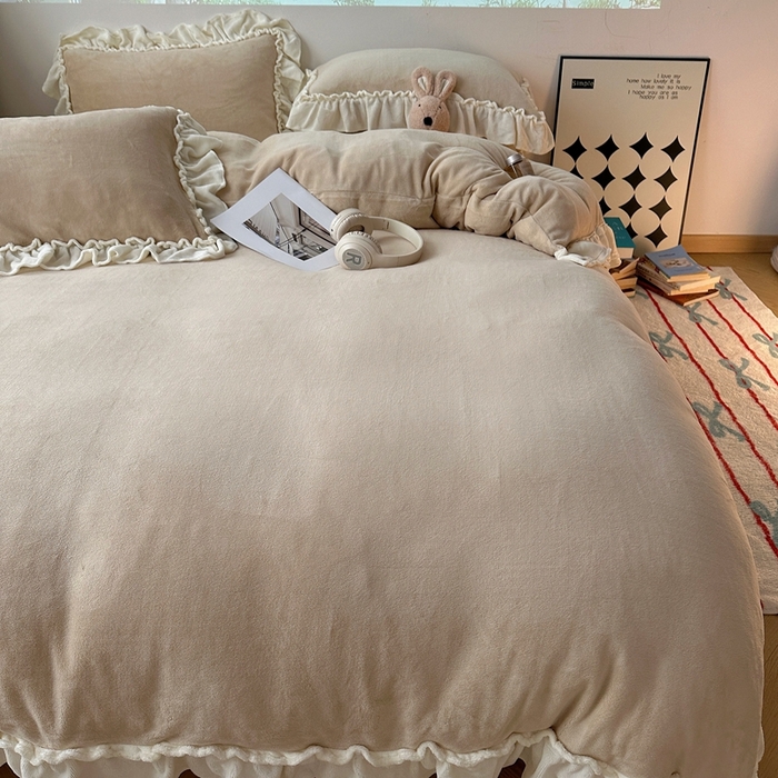 91家纺网 家纺一手货源 找家纺 六巷胡同 2025新款A类法式小清新纯色牛奶绒花边款四件套 花边款-杏仁咖