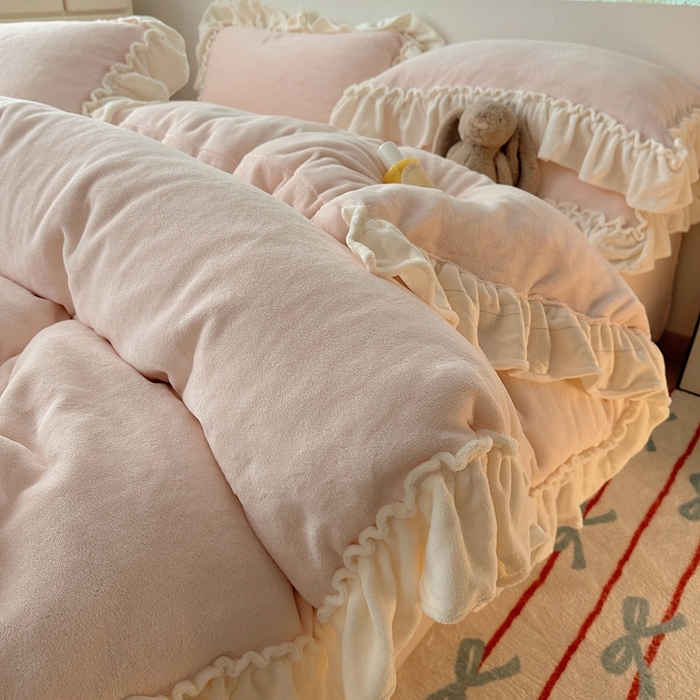 91家纺网 家纺一手货源 找家纺 六巷胡同 2025新款A类法式小清新纯色牛奶绒花边款四件套 花边款-悠悠粉