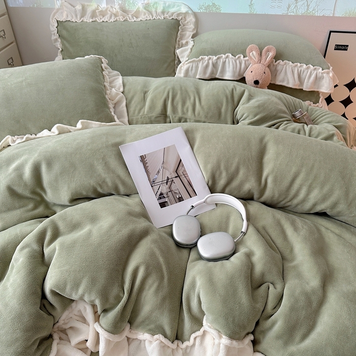 91家纺网 家纺一手货源 找家纺 六巷胡同 2025新款A类法式小清新纯色牛奶绒花边款四件套 花边款-浅灰绿