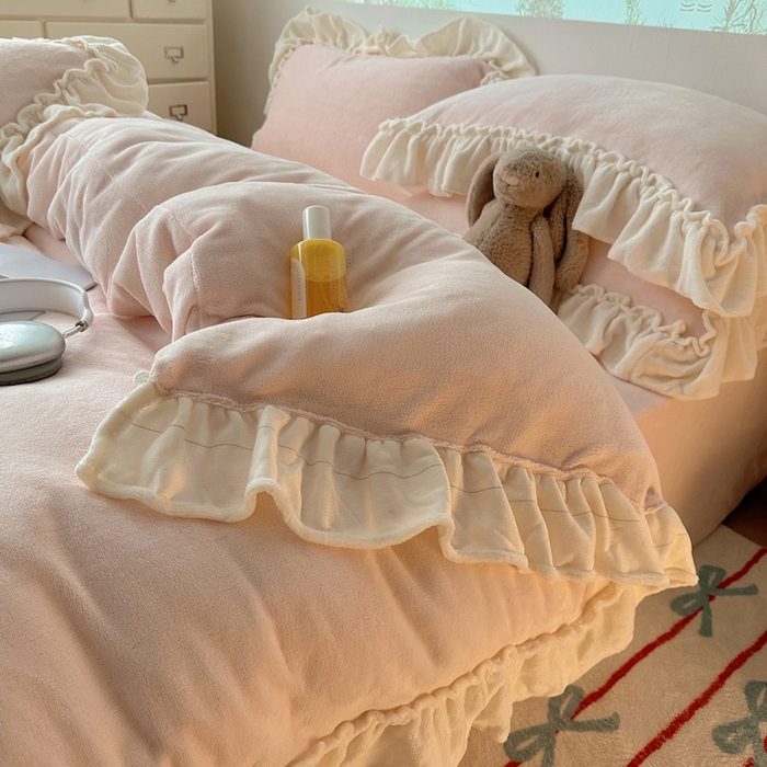 91家纺网 家纺一手货源 找家纺 六巷胡同 2025新款A类法式小清新纯色牛奶绒花边款四件套 花边款-悠悠粉