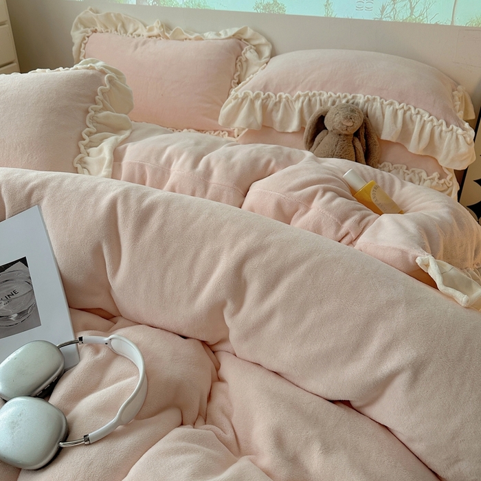 91家纺网 家纺一手货源 找家纺 六巷胡同 2025新款A类法式小清新纯色牛奶绒花边款四件套 花边款-悠悠粉