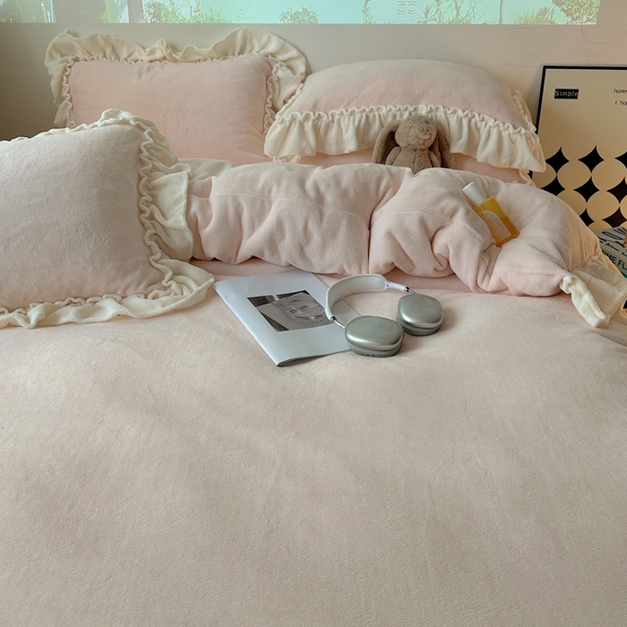 91家纺网 家纺一手货源 找家纺 六巷胡同 2025新款A类法式小清新纯色牛奶绒花边款四件套 花边款-悠悠粉