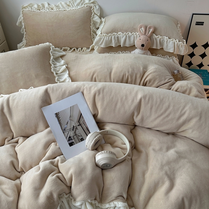 91家纺网 家纺一手货源 找家纺 六巷胡同 2025新款A类法式小清新纯色牛奶绒花边款四件套 花边款-杏仁咖