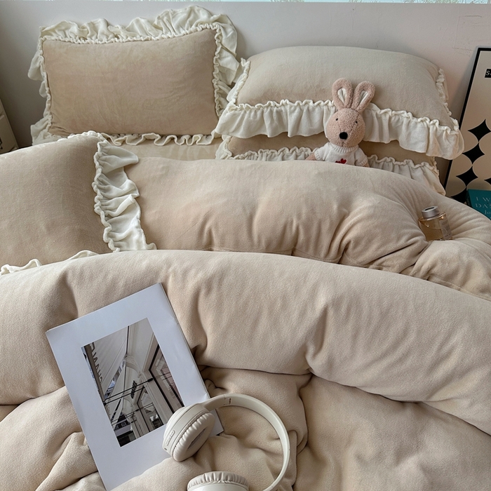 91家纺网 家纺一手货源 找家纺 六巷胡同 2025新款A类法式小清新纯色牛奶绒花边款四件套 花边款-杏仁咖