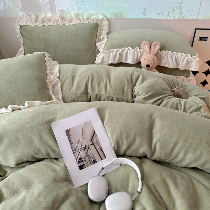 91家纺网 家纺一手货源 找家纺 六巷胡同 2025新款A类法式小清新纯色牛奶绒花边款四件套 花边款-浅灰绿