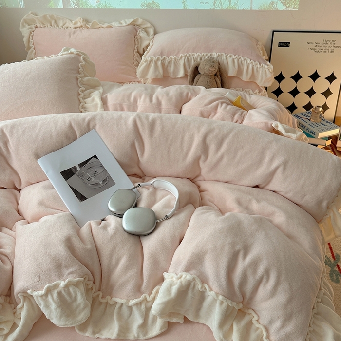 91家纺网 家纺一手货源 找家纺 六巷胡同 2025新款A类法式小清新纯色牛奶绒花边款四件套 花边款-悠悠粉