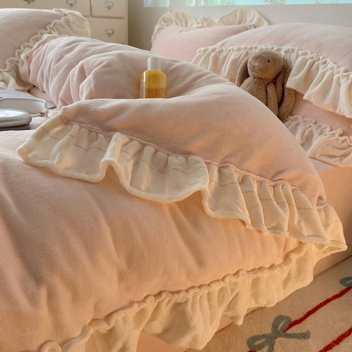 91家纺网 家纺一手货源 找家纺 六巷胡同 2025新款A类法式小清新纯色牛奶绒花边款四件套 花边款-悠悠粉