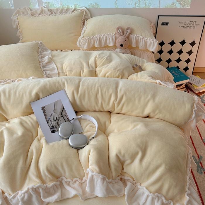 91家纺网 家纺一手货源 找家纺 六巷胡同 2025新款A类法式小清新纯色牛奶绒花边款四件套 花边款-奶油黄