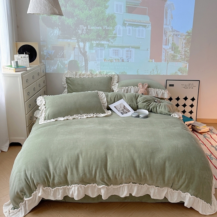 91家纺网 家纺一手货源 找家纺 六巷胡同 2025新款A类法式小清新纯色牛奶绒花边款四件套 花边款-浅灰绿