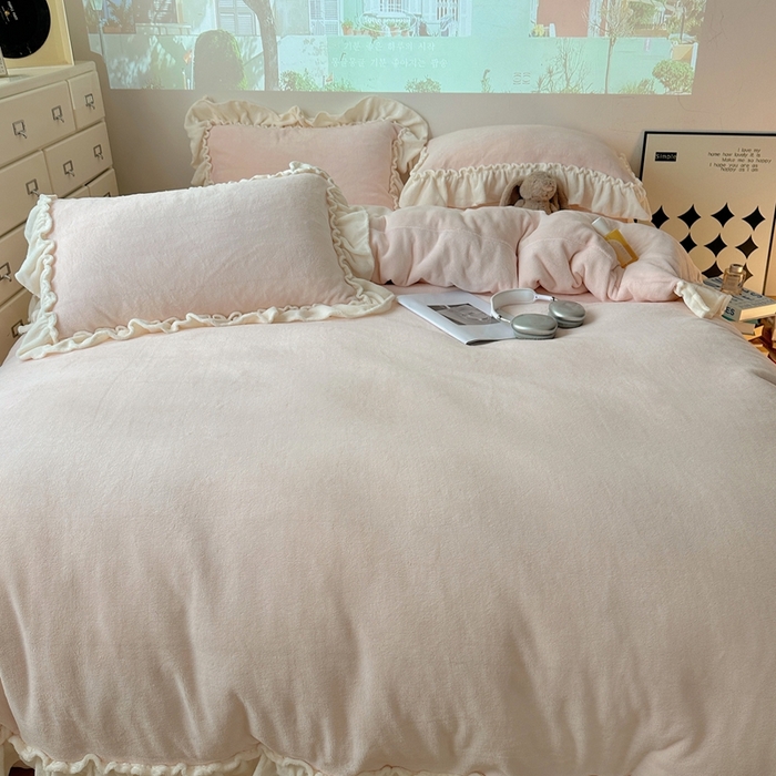 91家纺网 家纺一手货源 找家纺 六巷胡同 2025新款A类法式小清新纯色牛奶绒花边款四件套 花边款-悠悠粉