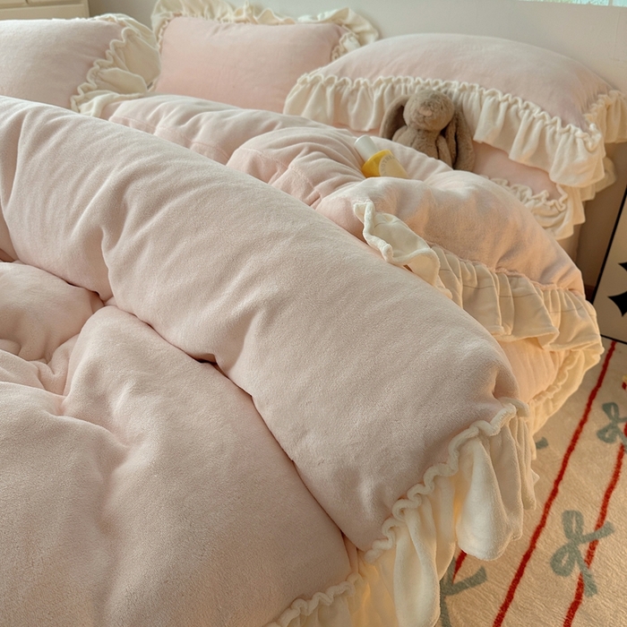 91家纺网 家纺一手货源 找家纺 （总）六巷胡同 2025新款A类法式小清新纯色牛奶绒花边款四件套