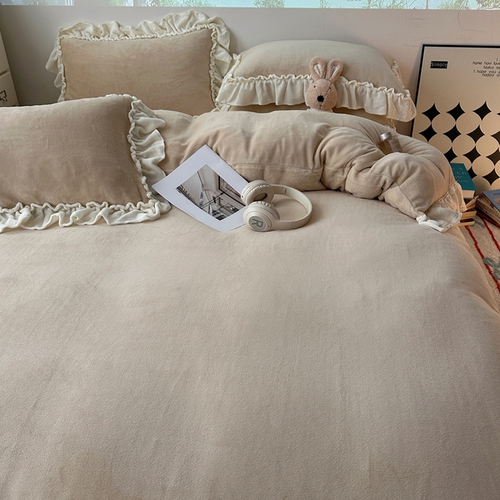 91家纺网 家纺一手货源 找家纺 六巷胡同 2025新款A类法式小清新纯色牛奶绒花边款四件套 花边款-杏仁咖