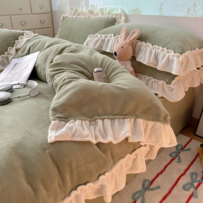 91家纺网 家纺一手货源 找家纺 六巷胡同 2025新款A类法式小清新纯色牛奶绒花边款四件套 花边款-浅灰绿