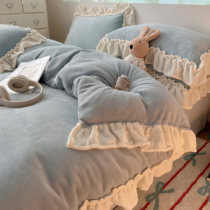 91家纺网 家纺一手货源 找家纺 六巷胡同 2025新款A类法式小清新纯色牛奶绒花边款四件套 花边款-淡天蓝