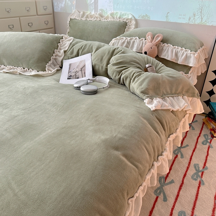 91家纺网 家纺一手货源 找家纺 六巷胡同 2025新款A类法式小清新纯色牛奶绒花边款四件套 花边款-浅灰绿