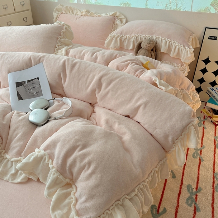 91家纺网 家纺一手货源 找家纺 六巷胡同 2025新款A类法式小清新纯色牛奶绒花边款四件套 花边款-悠悠粉