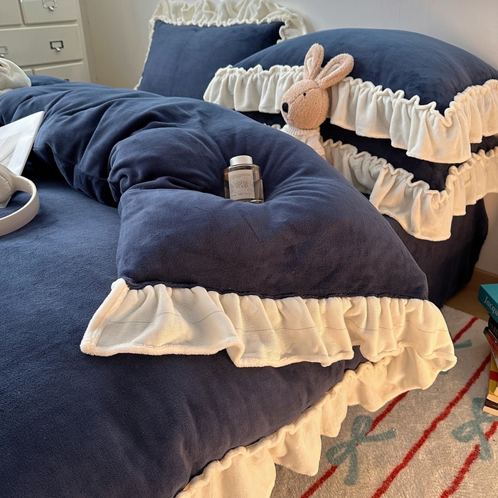 91家纺网 家纺一手货源 找家纺 六巷胡同 2025新款A类法式小清新纯色牛奶绒花边款四件套 花边款-复古蓝