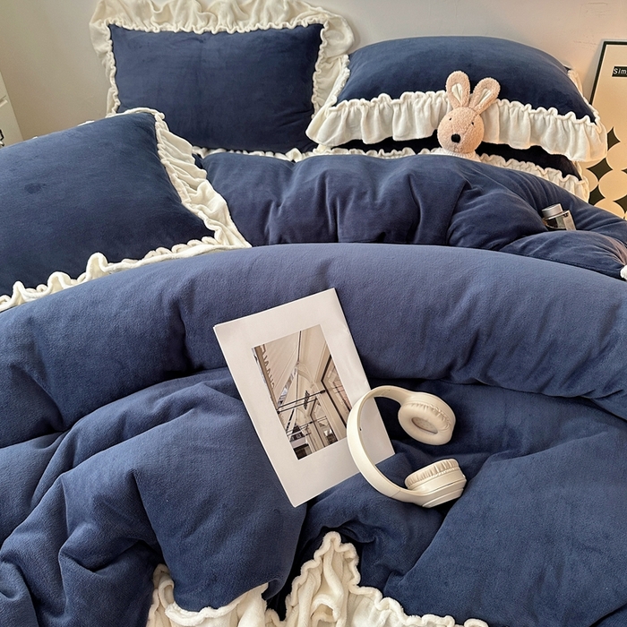 91家纺网 家纺一手货源 找家纺 六巷胡同 2025新款A类法式小清新纯色牛奶绒花边款四件套 花边款-复古蓝