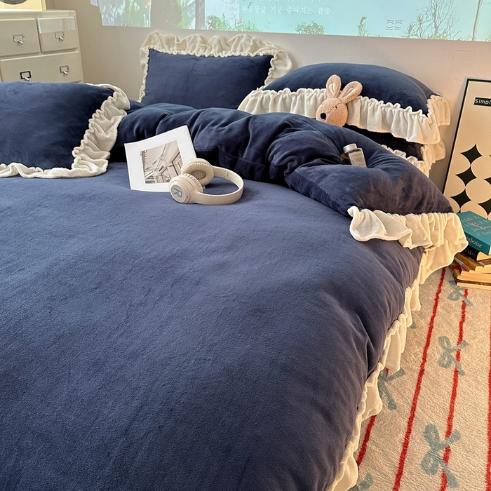 91家纺网 家纺一手货源 找家纺 六巷胡同 2025新款A类法式小清新纯色牛奶绒花边款四件套 花边款-复古蓝