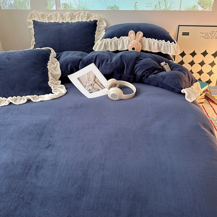 91家纺网 家纺一手货源 找家纺 六巷胡同 2025新款A类法式小清新纯色牛奶绒花边款四件套 花边款-复古蓝