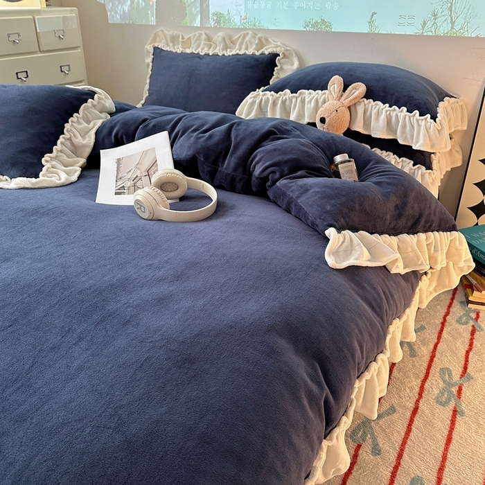 91家纺网 家纺一手货源 找家纺 六巷胡同 2025新款A类法式小清新纯色牛奶绒花边款四件套 花边款-复古蓝