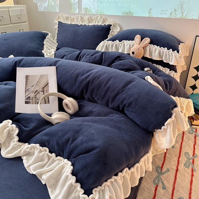 91家纺网 家纺一手货源 找家纺 六巷胡同 2025新款A类法式小清新纯色牛奶绒花边款四件套 花边款-复古蓝