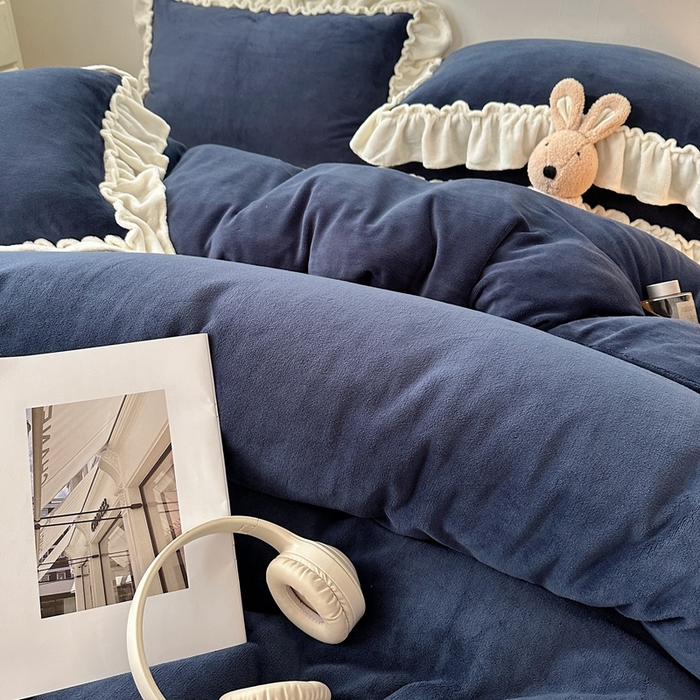 91家纺网 家纺一手货源 找家纺 六巷胡同 2025新款A类法式小清新纯色牛奶绒花边款四件套 花边款-复古蓝