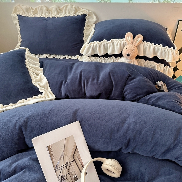 91家纺网 家纺一手货源 找家纺 六巷胡同 2025新款A类法式小清新纯色牛奶绒花边款四件套 花边款-复古蓝