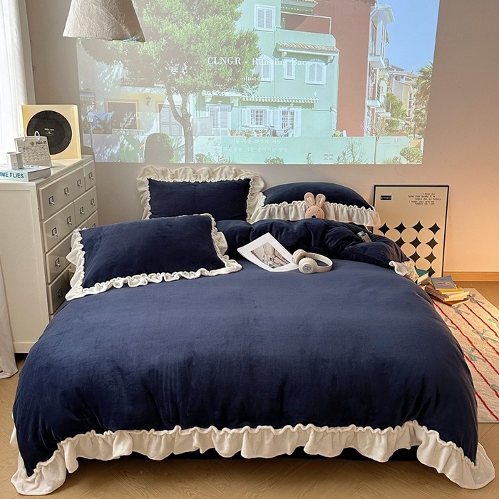 91家纺网 家纺一手货源 找家纺 六巷胡同 2025新款A类法式小清新纯色牛奶绒花边款四件套 花边款-复古蓝