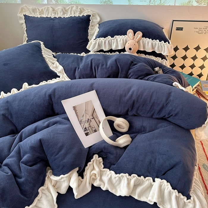 91家纺网 家纺一手货源 找家纺 六巷胡同 2025新款A类法式小清新纯色牛奶绒花边款四件套 花边款-复古蓝