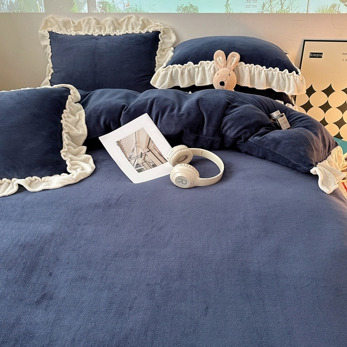 91家纺网 家纺一手货源 找家纺 六巷胡同 2025新款A类法式小清新纯色牛奶绒花边款四件套 花边款-复古蓝