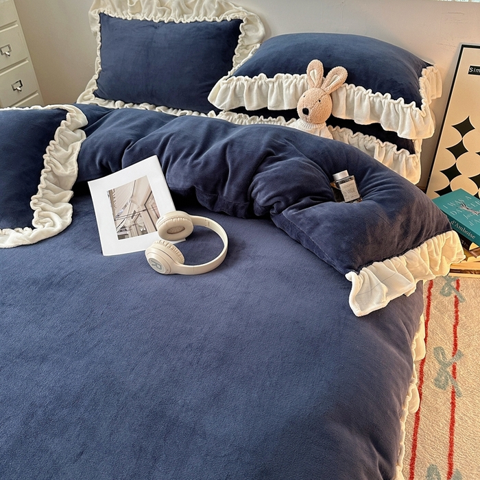 91家纺网 家纺一手货源 找家纺 六巷胡同 2025新款A类法式小清新纯色牛奶绒花边款四件套 花边款-复古蓝