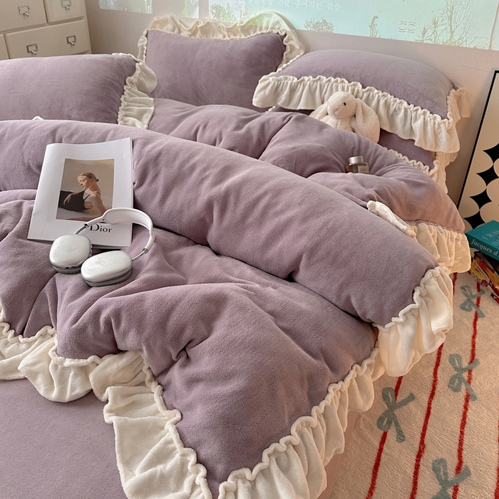 91家纺网 家纺一手货源 找家纺 六巷胡同 2025新款A类法式小清新纯色牛奶绒花边款四件套 花边款-香芋紫