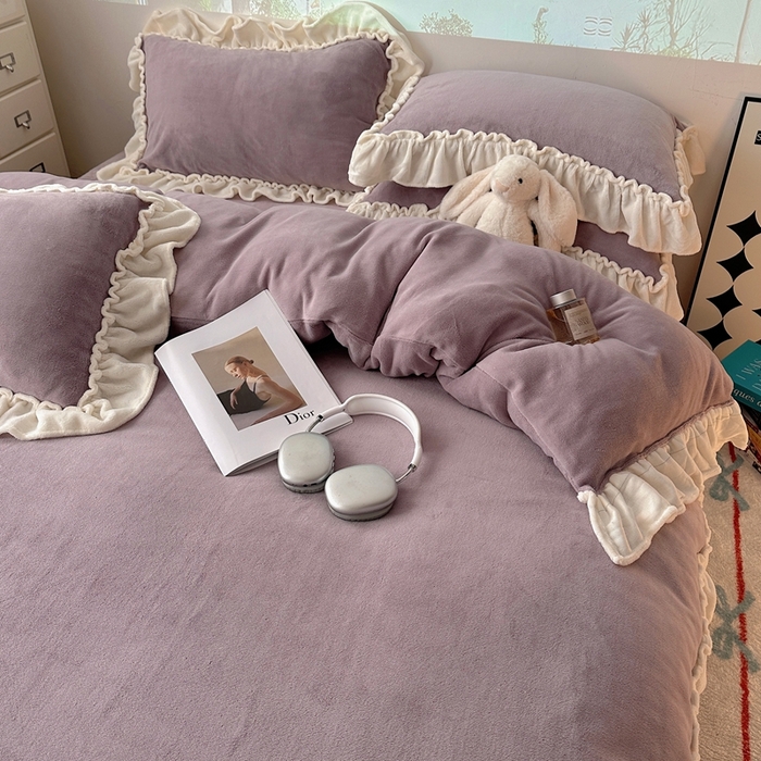 91家纺网 家纺一手货源 找家纺 六巷胡同 2025新款A类法式小清新纯色牛奶绒花边款四件套 花边款-香芋紫