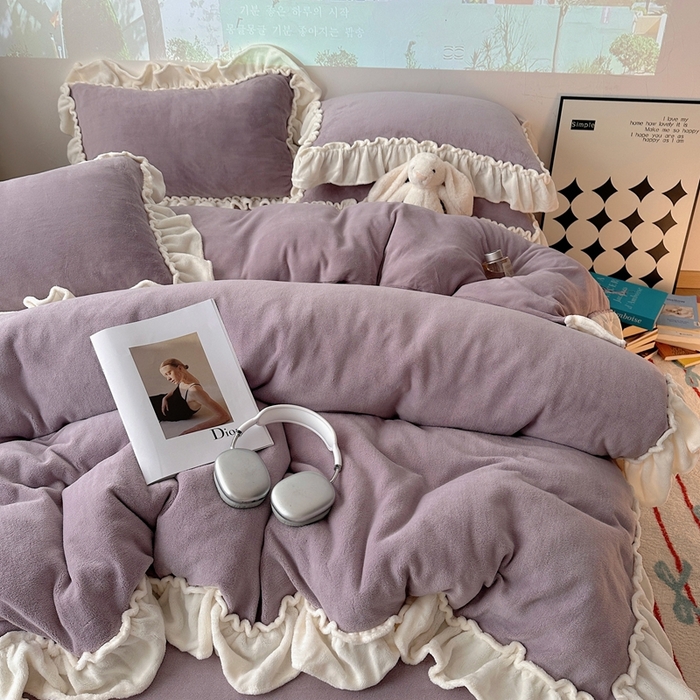 91家纺网 家纺一手货源 找家纺 六巷胡同 2025新款A类法式小清新纯色牛奶绒花边款四件套 花边款-香芋紫