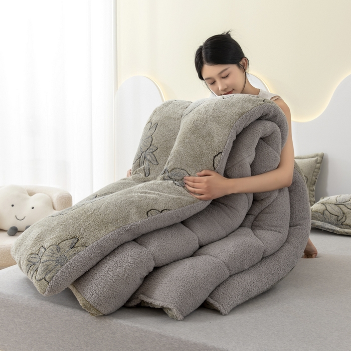 91家纺网 家纺一手货源 找家纺 八方汇（一户被芯生活馆） 2025新款雪花绒羊羔绒加厚冬被子被芯 绿茶情话