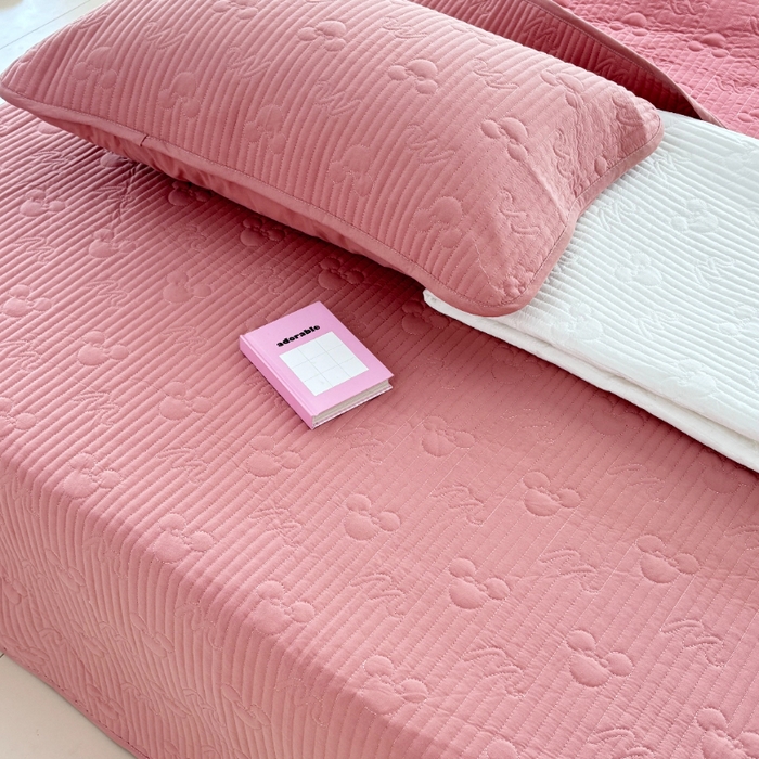 91家纺网 家纺一手货源 找家纺 八方汇（一户被芯生活馆） 2025新款纯色全棉色织夹棉床盖 米妮-豆沙粉