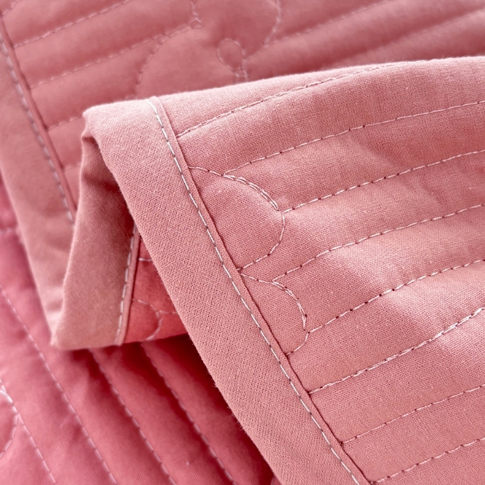 91家纺网 家纺一手货源 找家纺 八方汇（一户被芯生活馆） 2025新款纯色全棉色织夹棉床盖 米妮-豆沙粉