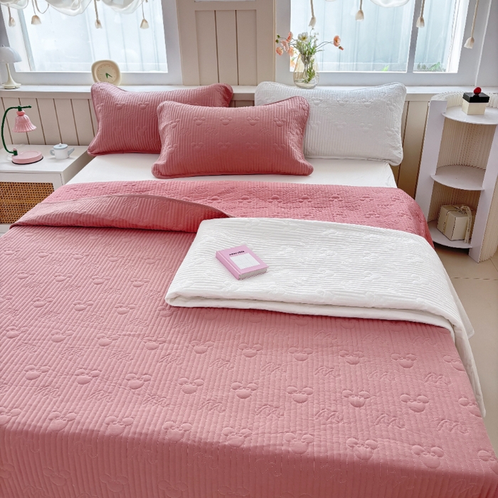 91家纺网 家纺一手货源 找家纺 八方汇（一户被芯生活馆） 2025新款纯色全棉色织夹棉床盖 米妮-豆沙粉