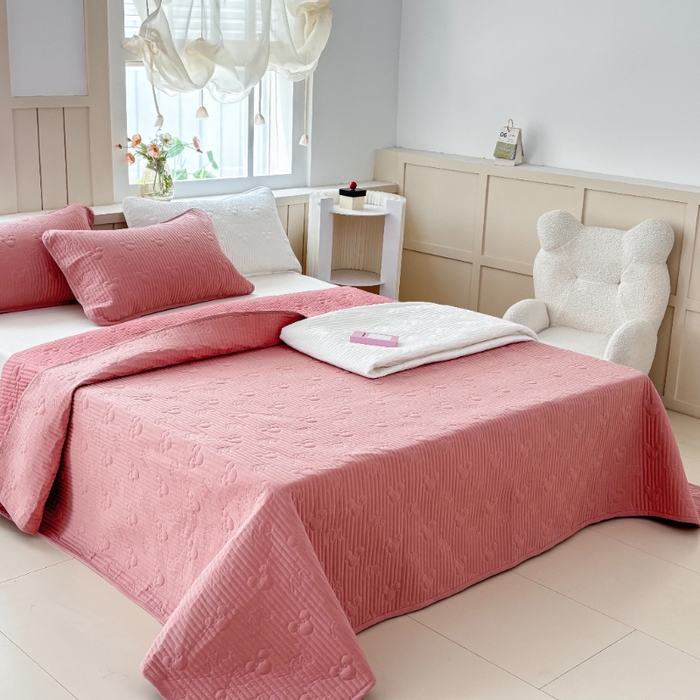 91家纺网 家纺一手货源 找家纺 八方汇（一户被芯生活馆） 2025新款纯色全棉色织夹棉床盖 米妮-豆沙粉