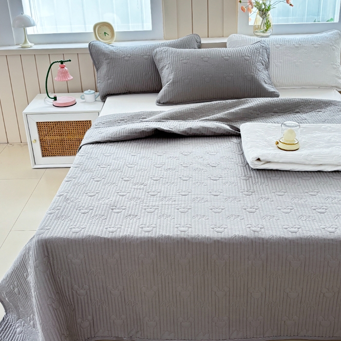 91家纺网 家纺一手货源 找家纺 八方汇（一户被芯生活馆） 2025新款纯色全棉色织夹棉床盖 米妮-高级灰