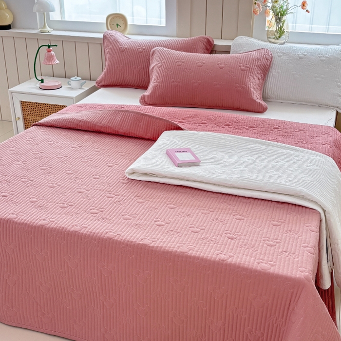 91家纺网 家纺一手货源 找家纺 八方汇（一户被芯生活馆） 2025新款纯色全棉色织夹棉床盖 米妮-豆沙粉