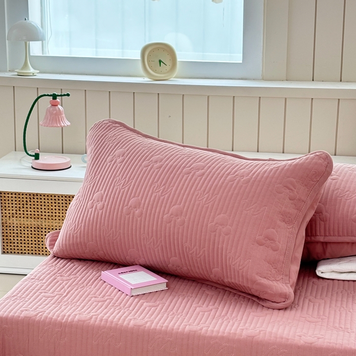 91家纺网 家纺一手货源 找家纺 八方汇（一户被芯生活馆） 2025新款纯色全棉色织夹棉床盖 米妮-豆沙粉